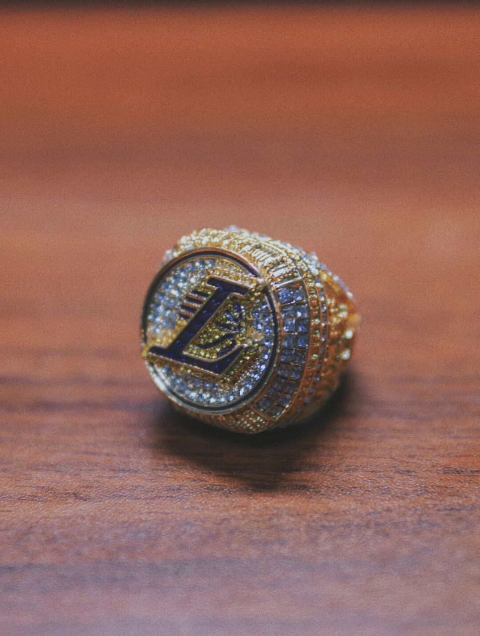 pdd上二十多块钱随手买的湖人2020年总冠军戒指超出我期待了,沉甸甸的