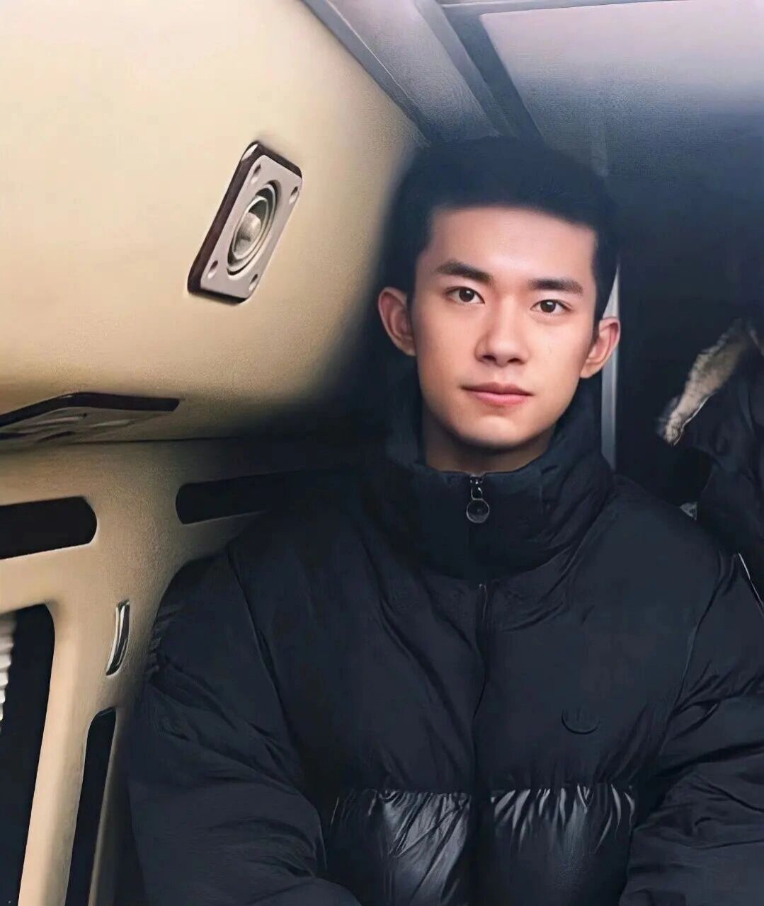 分享一张寸头帅哥照片 分享