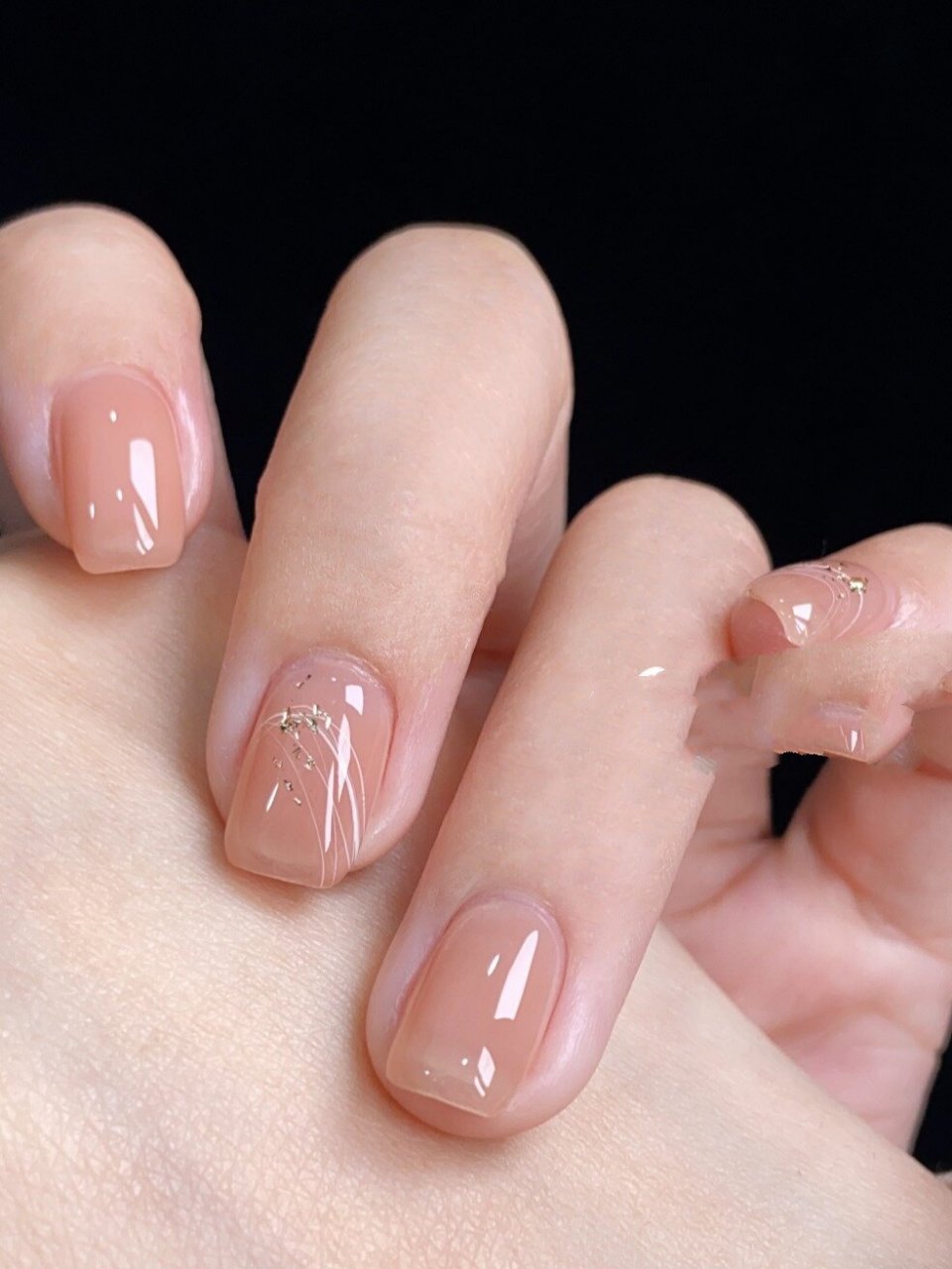 有手就能做  高级感满满的透色系美甲 肉桂裸美甲打底后02 用拉线胶