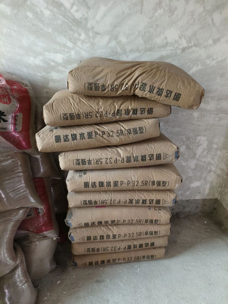 第一个坑来了,原来约定的海螺水泥搞错了,运来了明达水泥,更换人工比