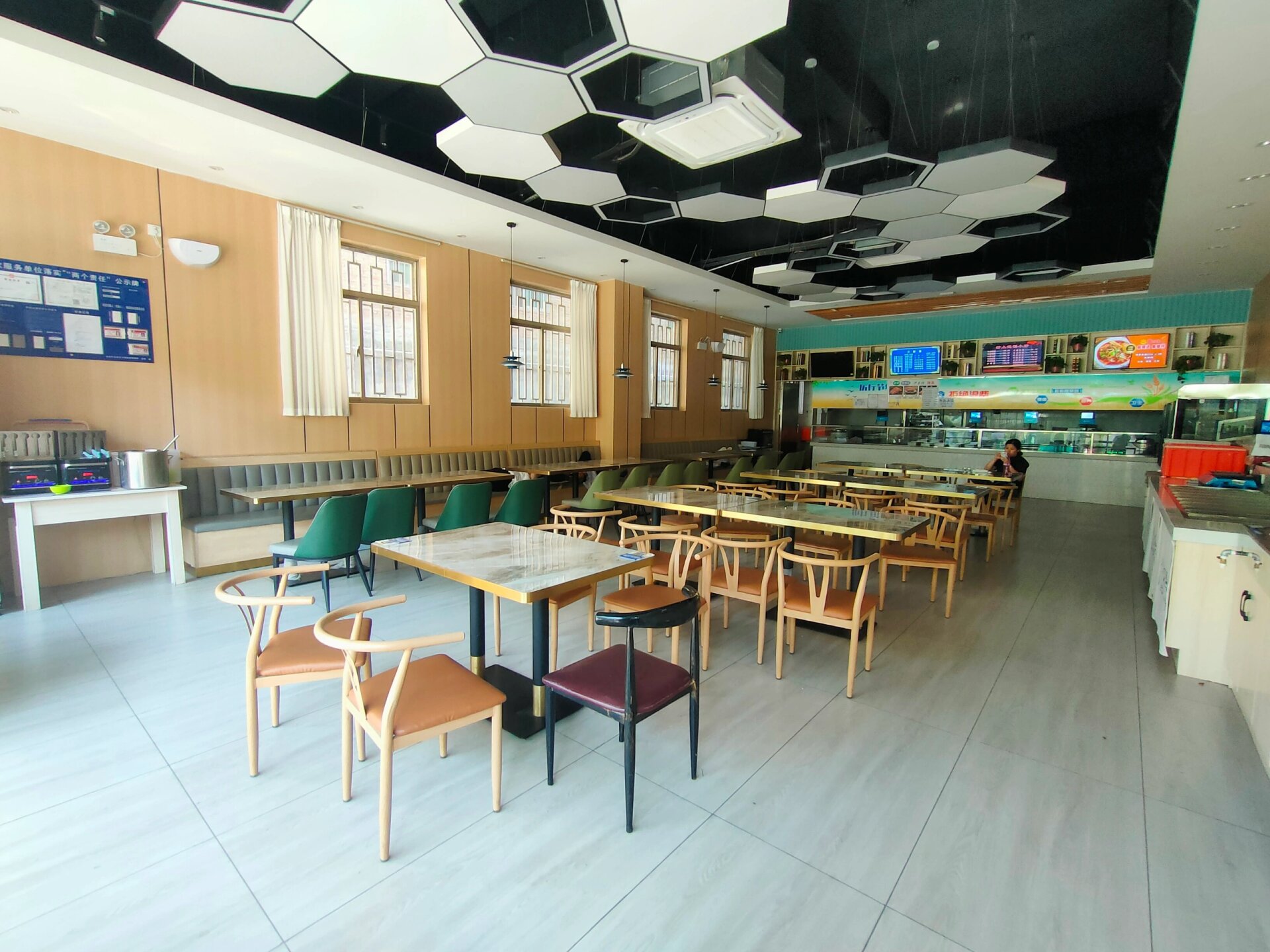 西安外国语大学食堂       一食堂(p1~p6) 坐标:学生公寓3号楼和4号楼