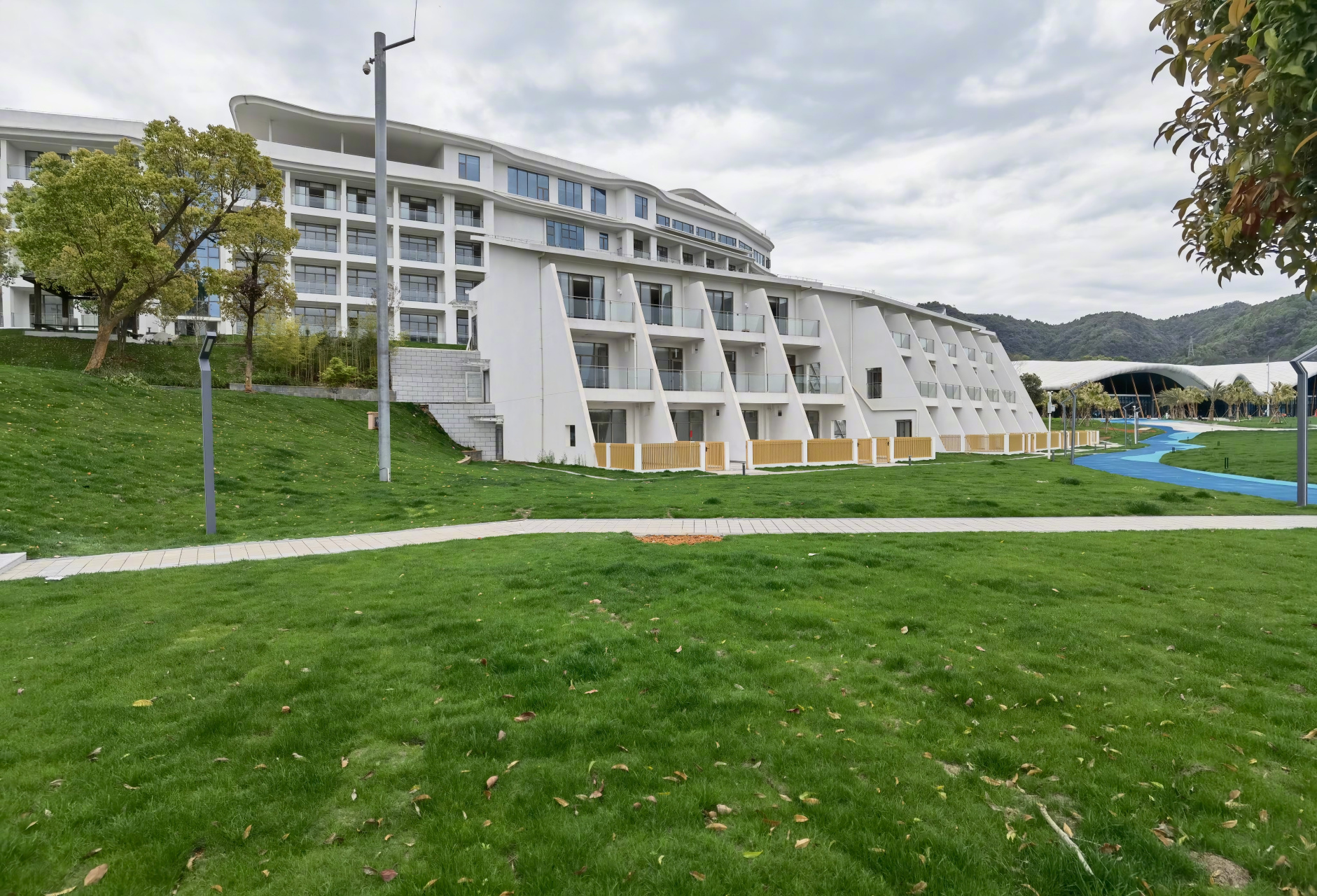 九江永宁县西海的高速服务区,竟然带大酒店,带快艇会,带大型儿童设备