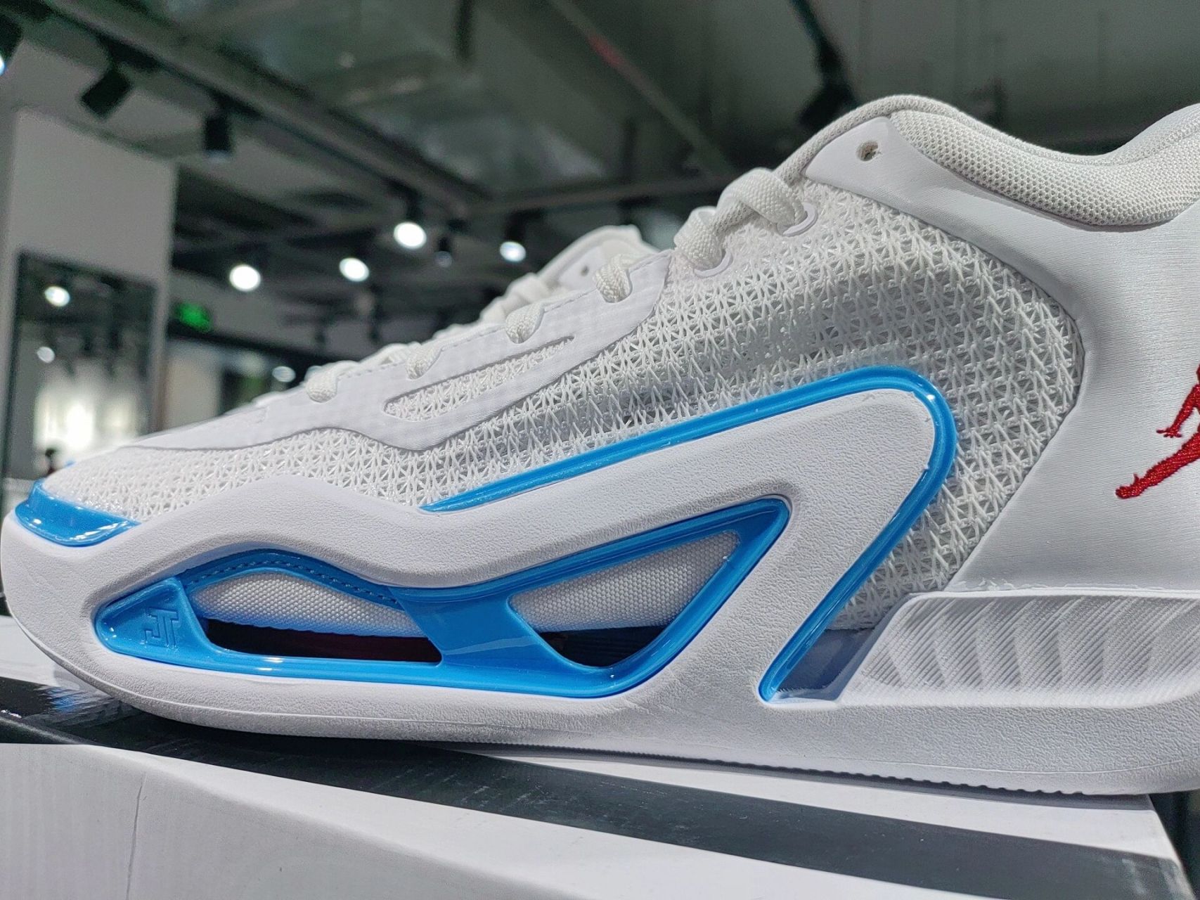 褒贬不一的|塔图姆一代  今天给大家分享一个球鞋,现在网上也比较热议