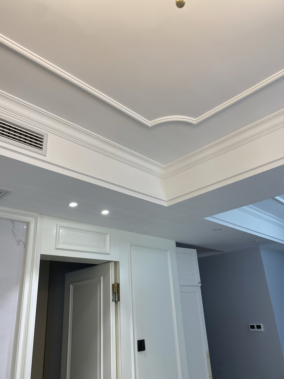 现代美式|传说中的双眼皮吊顶搭配石膏线 吊顶是包含在半包内容里的,