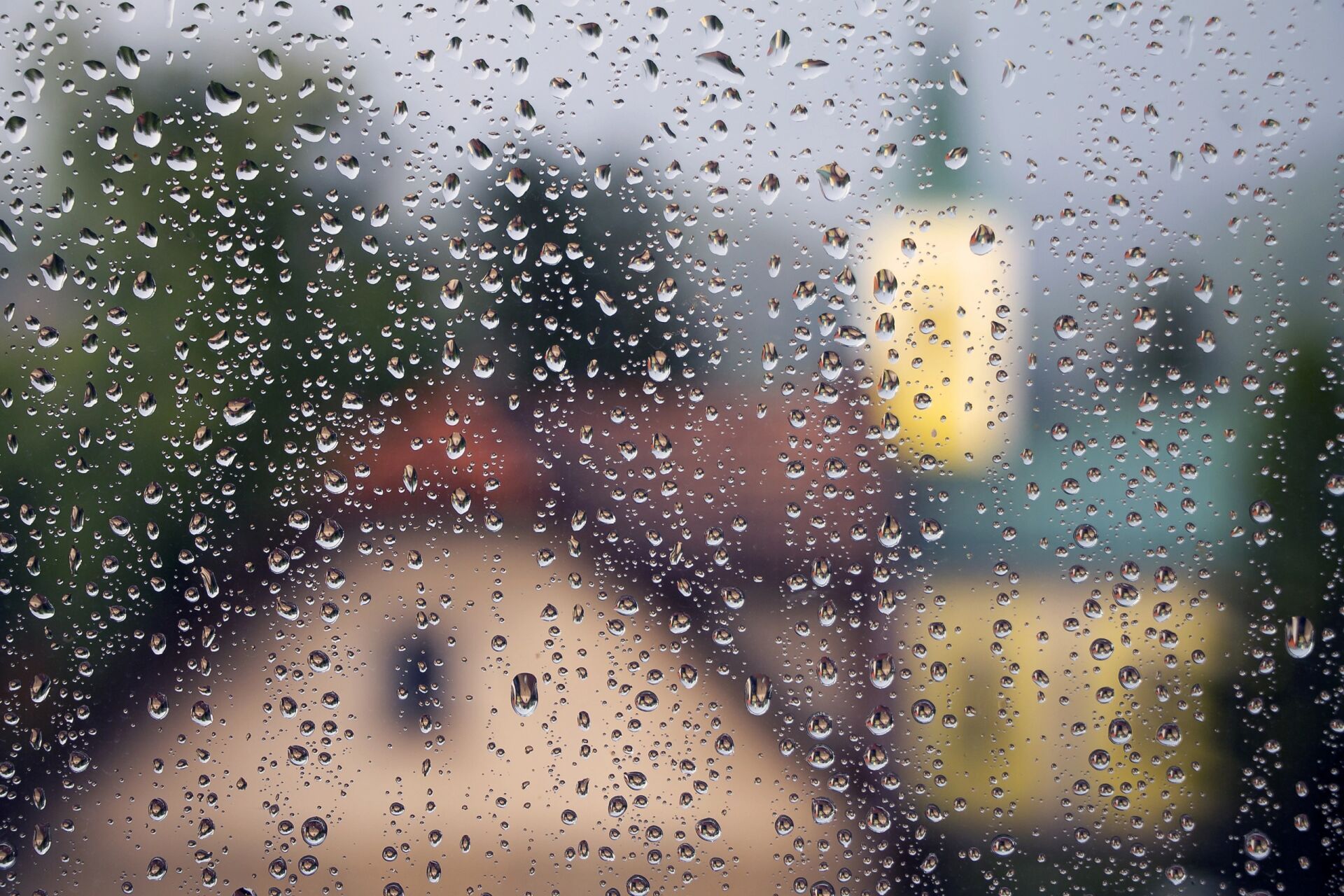 3.我不喜欢下雨,却喜欢听雨的声音, 就好像我并不开心,却一直在笑.
