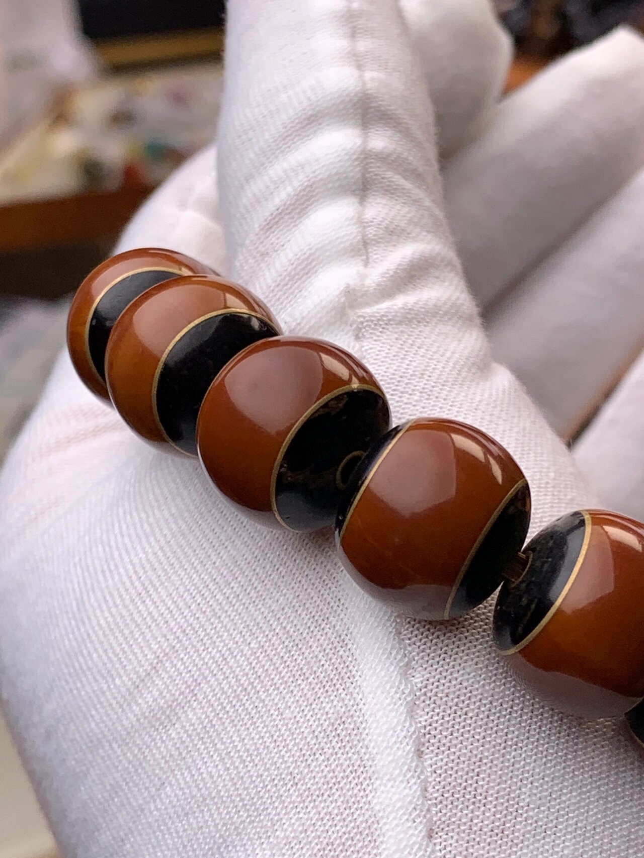 成品结构组成:两边黑色部分(巴西料黑金椰壳) 中间镶嵌清水产区橄榄核