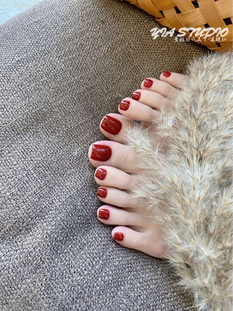 超显白酒红色脚部美甲 小姐姐的脚指甲一年四季都是这个颜色的美甲酒