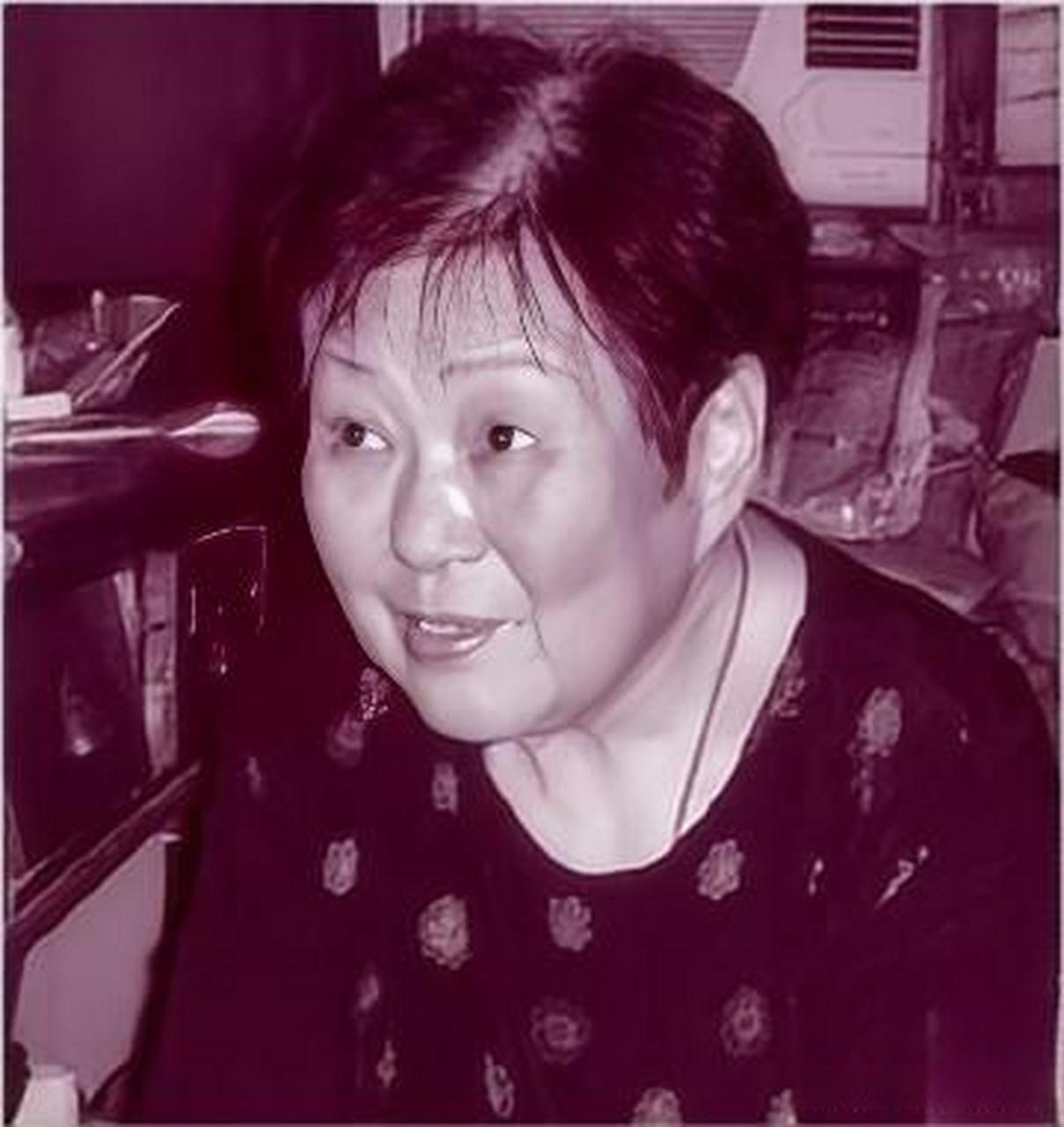 一次香港作家李碧华采访慰 安 妇袁竹林,年过7旬的她颤颤巍巍的将水杯