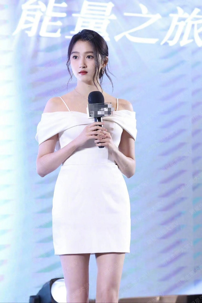 关晓彤生图身材比例#关晓彤今日活动生图来了,白色吊带裙也太好看了