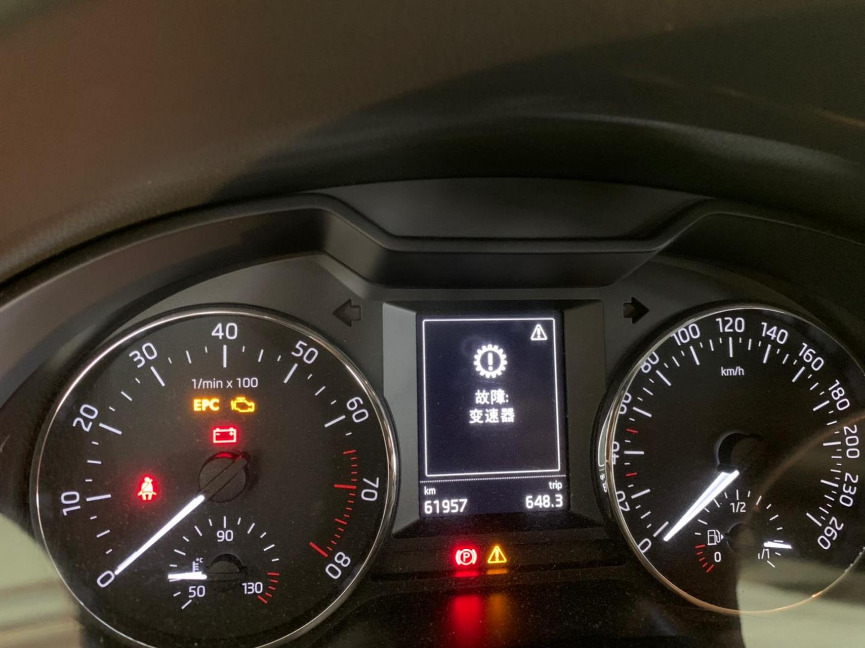 斯柯达 明锐 仪表提示变速器故障,故障点挂档杆dcf开关损坏,更换小