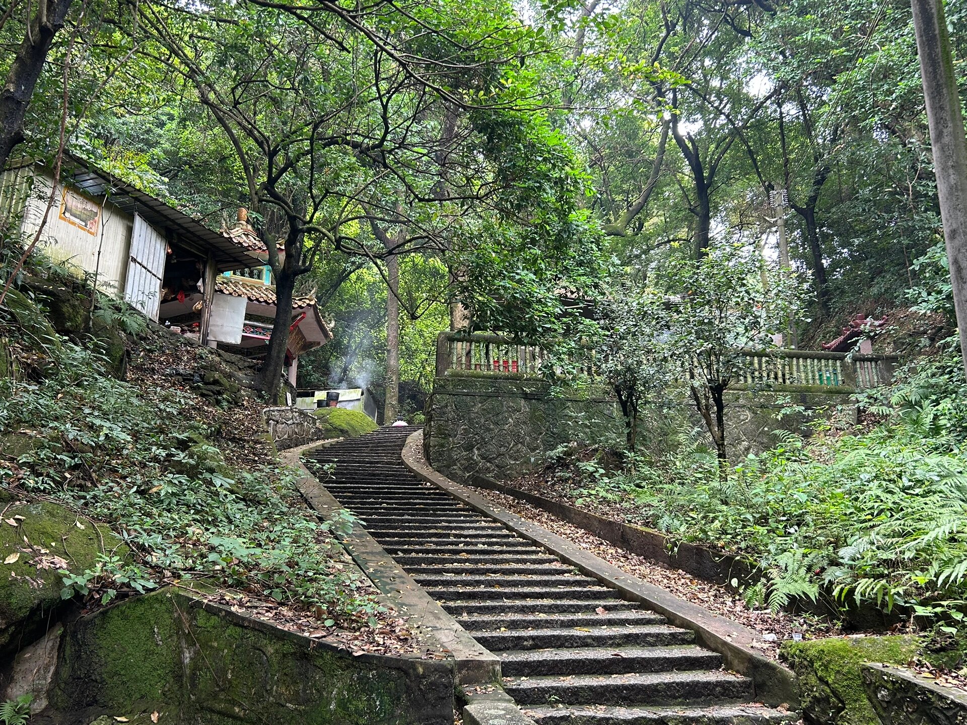 潮南区仙城镇翠峰岩风景区    一个恐高的人却爱上爬山
