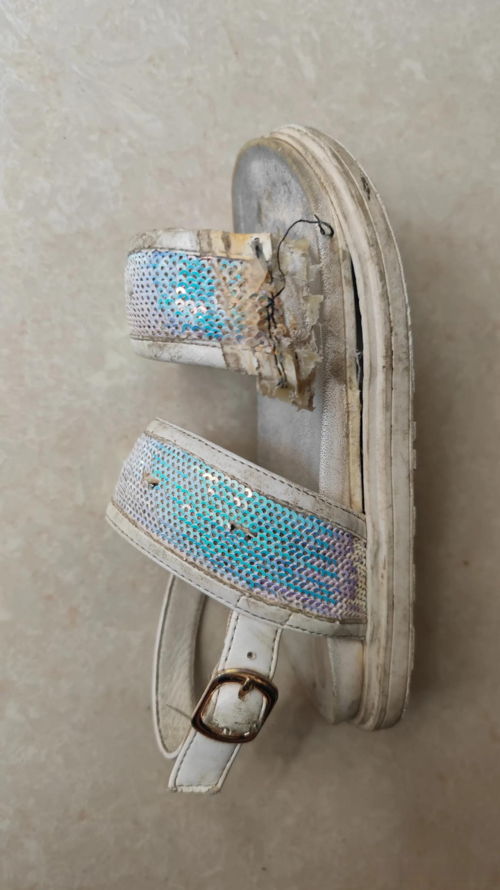 女儿的鞋子烂了,我帮她补了两次,还是不舍得丢掉,今天继续补第三次.