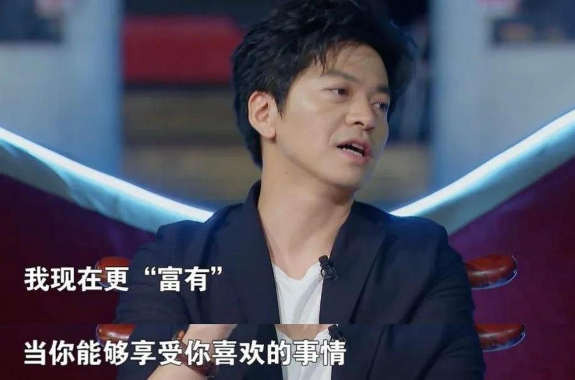 有一次,谢霆锋掏出手机加李健的微信,可是身价过亿的李健,掏出了50元