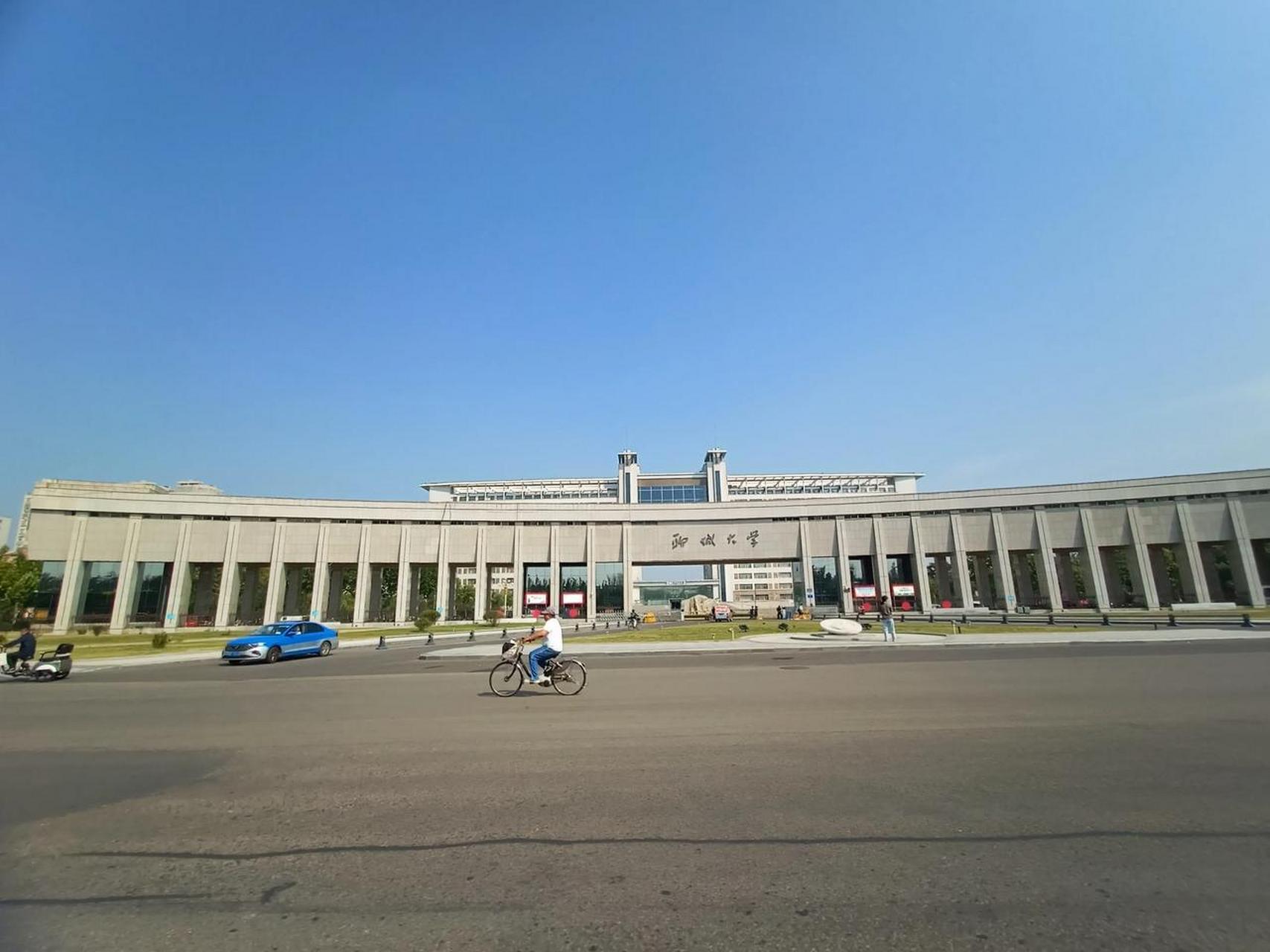 聊城大学的南大门,雄伟壮观,每一次经过,都是满满的震撼,引起校园里的