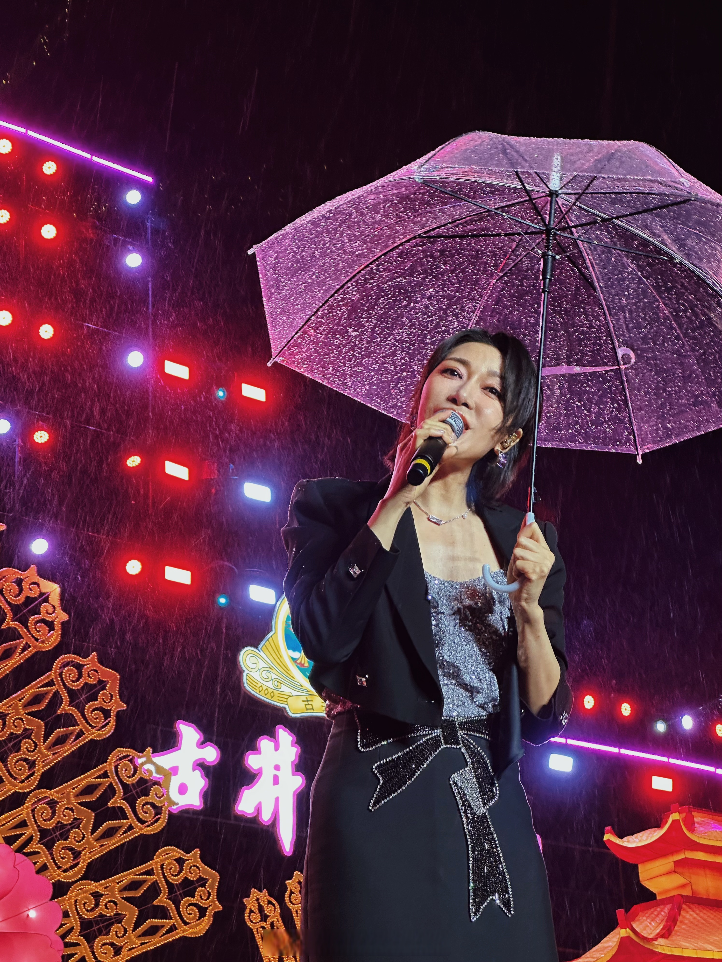 昨夜的亳州大合唱在大雨中完美ending 这次来个6宫格吧,因为被泡了水