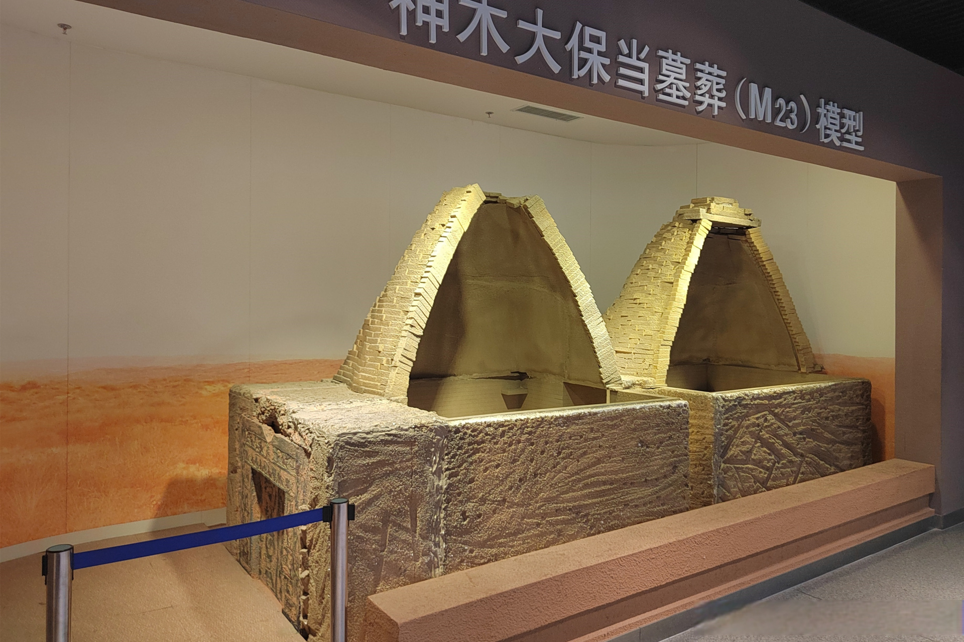 这里陈列着大保当汉墓出土的部分汉画像石,真实地反映了当时社会经济