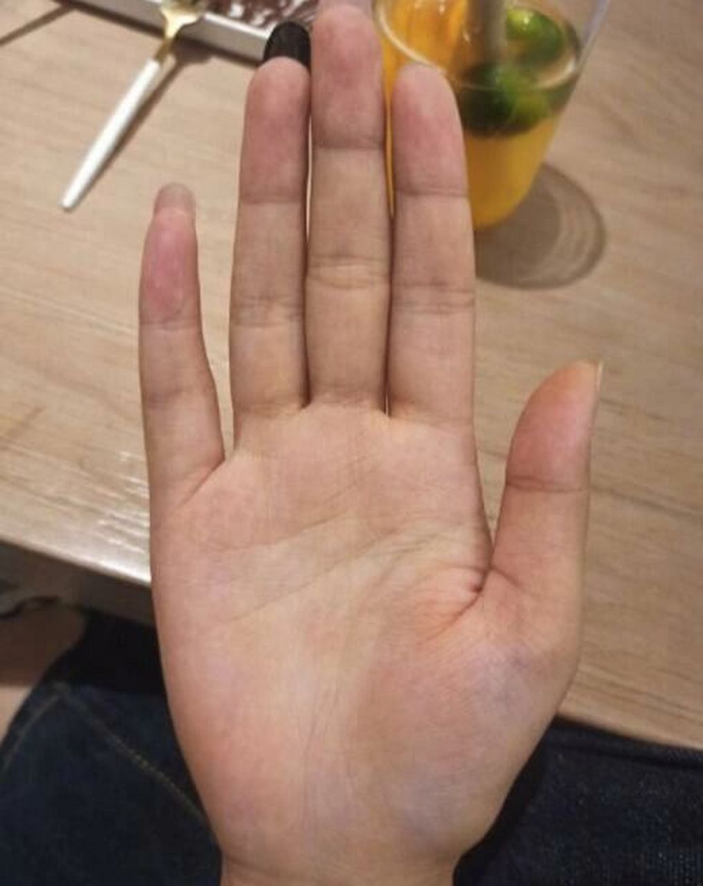 从手纹上看手掌掌型不错,指间紧密无缝隙,财运佳,而且理财能力强,不会