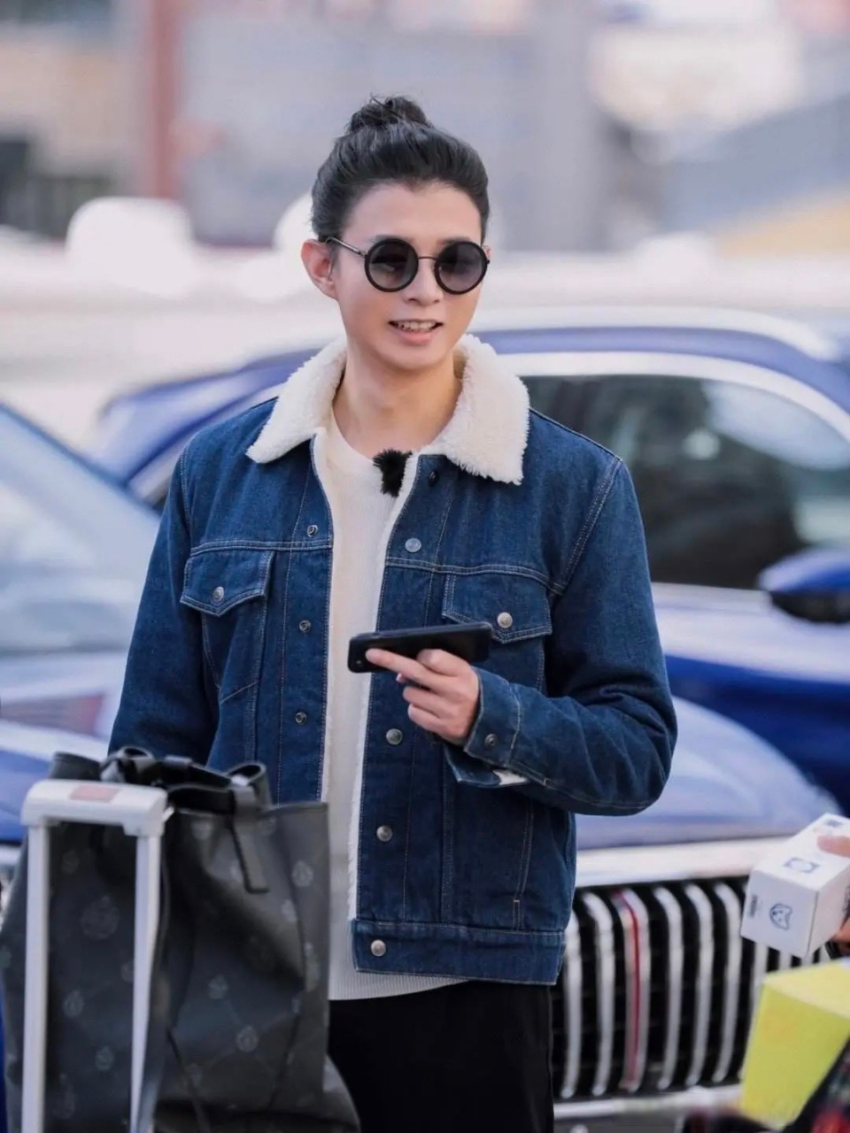 16日霍尊晒出与施冰岚的合照官宣恋情:"在一起两年多了,谢谢各位关心.