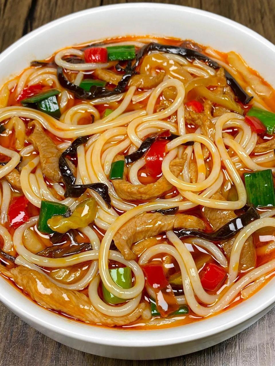 口味清淡,汤鲜味美,这道肉沫木耳米粉做法简单而且不用熬高汤