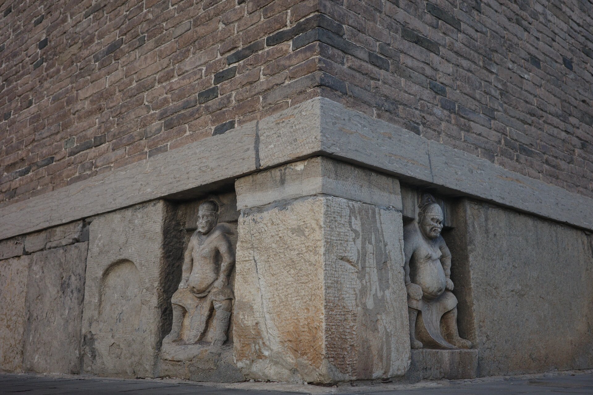 这种主殿在后,钟楼,须弥塔于殿前左右对峙的布局是唐代佛教寺院建筑