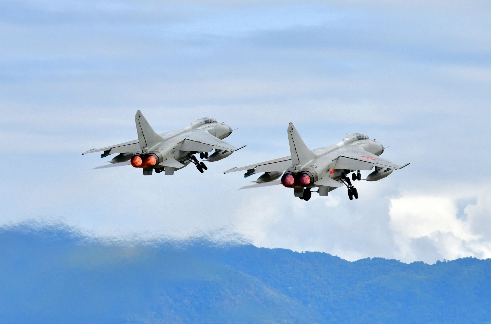 看#南部战区空军飞豹战机驰骋长空#】近日,南部战区空军航空兵某旅