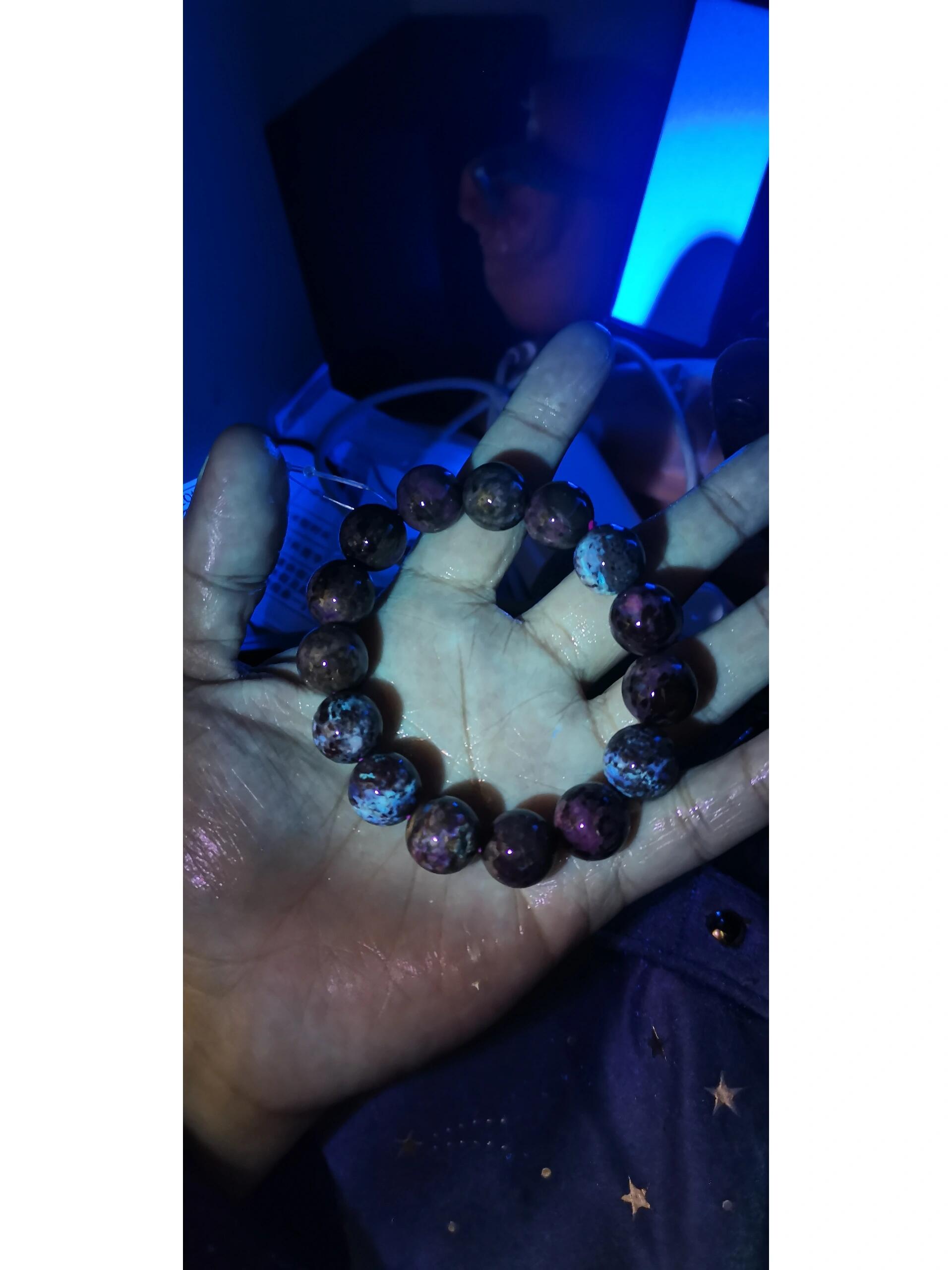 泥地樱花舒俱来,打紫光灯.呈现以上颜色.