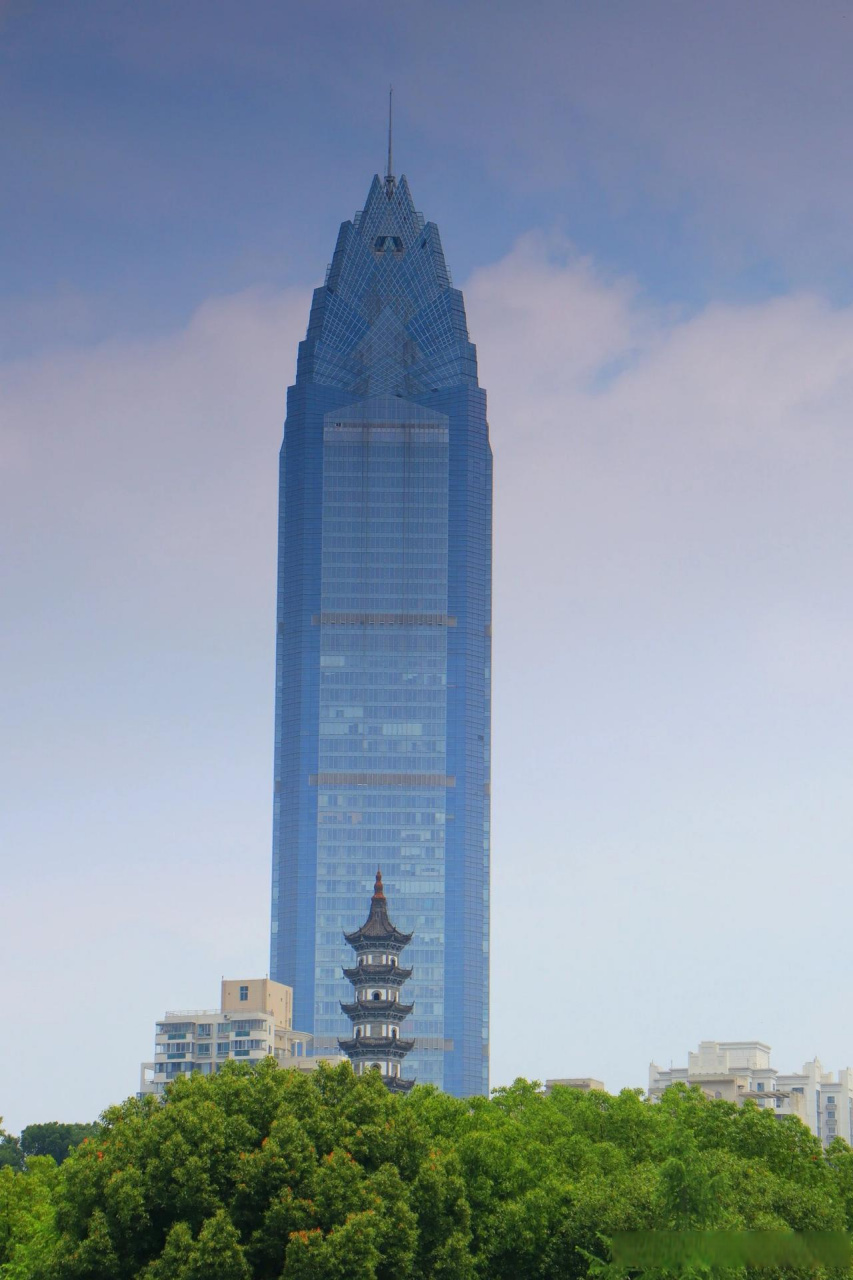 随手拍一张城市地标打卡照片温州世贸中心大厦,高度333.