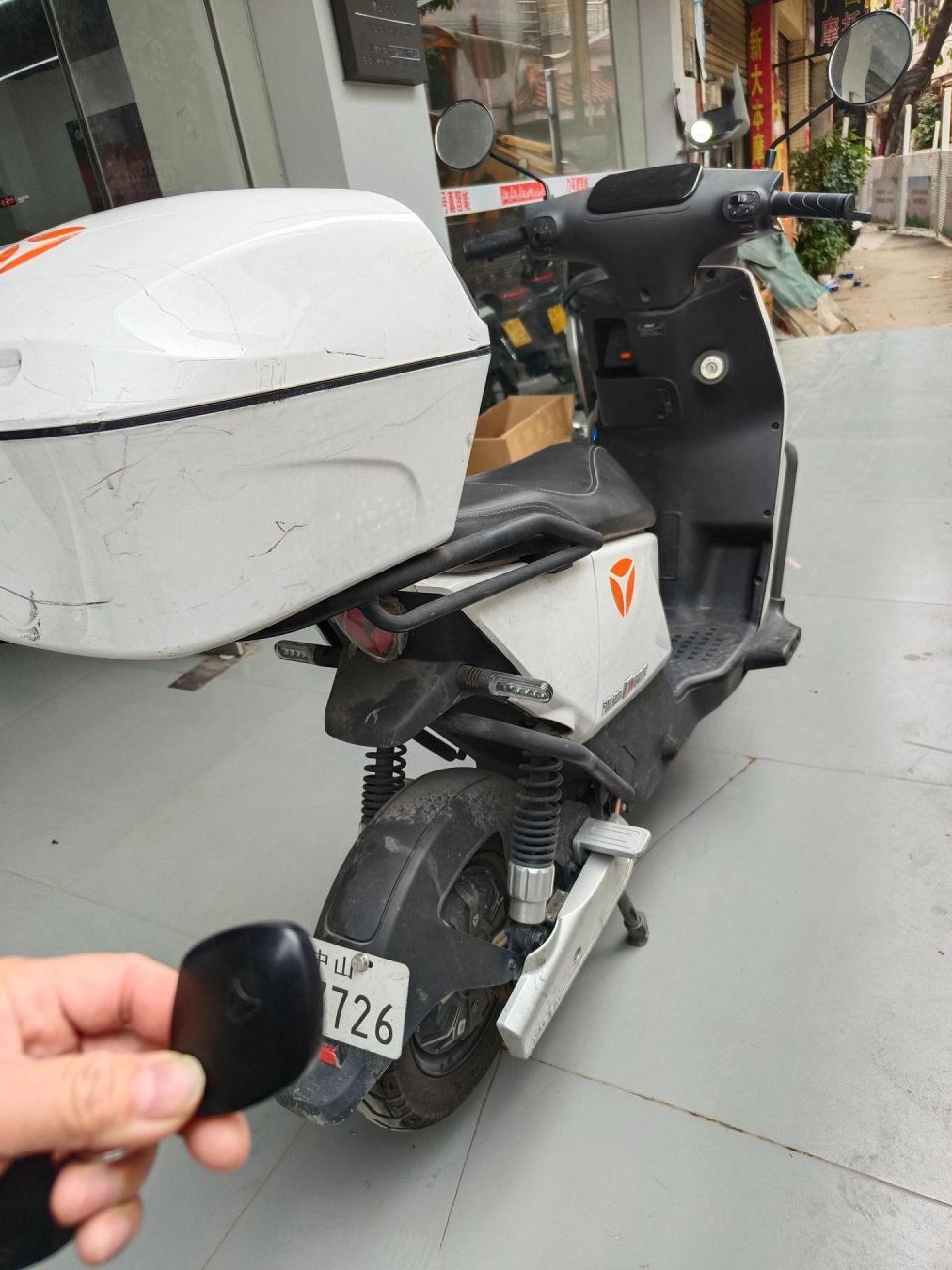 雅迪冠能dt6有牌,60v20a电池