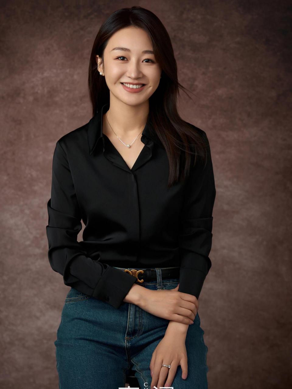 你的专属高级形象照已上线92 优雅的黑色衬衫,蓝色的牛仔裤 气质又