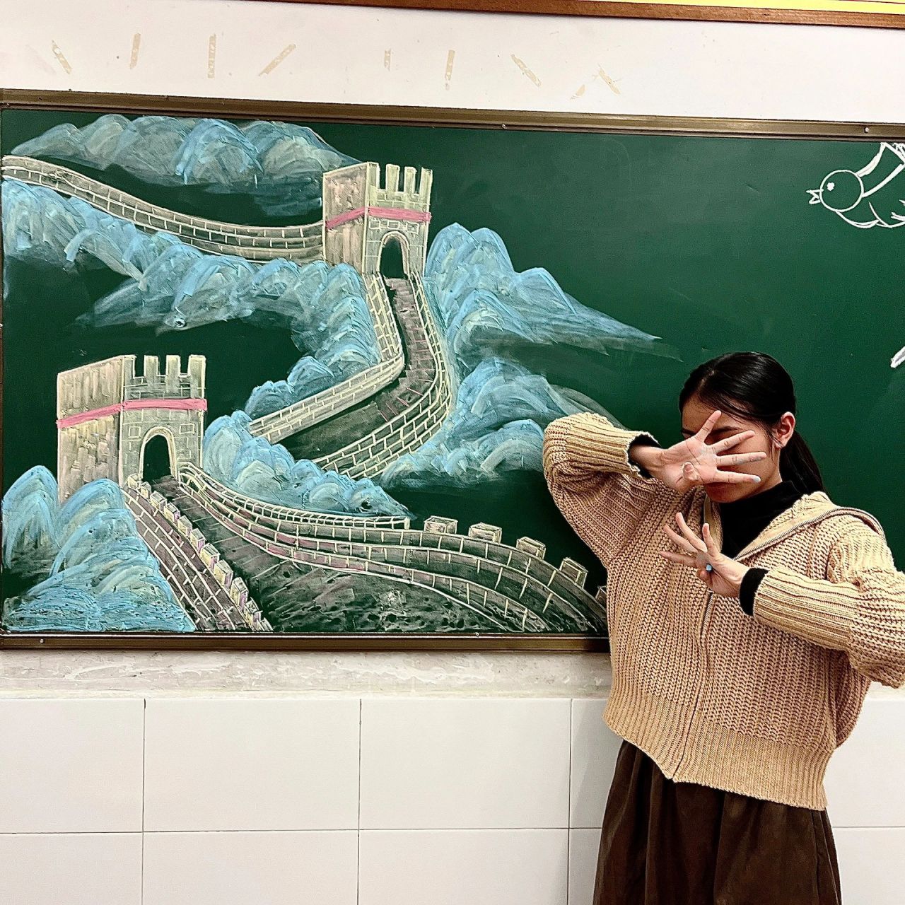 粉笔画丨清明节主题万里长城黑板报～ 清明节马上到啦,换上新的素材