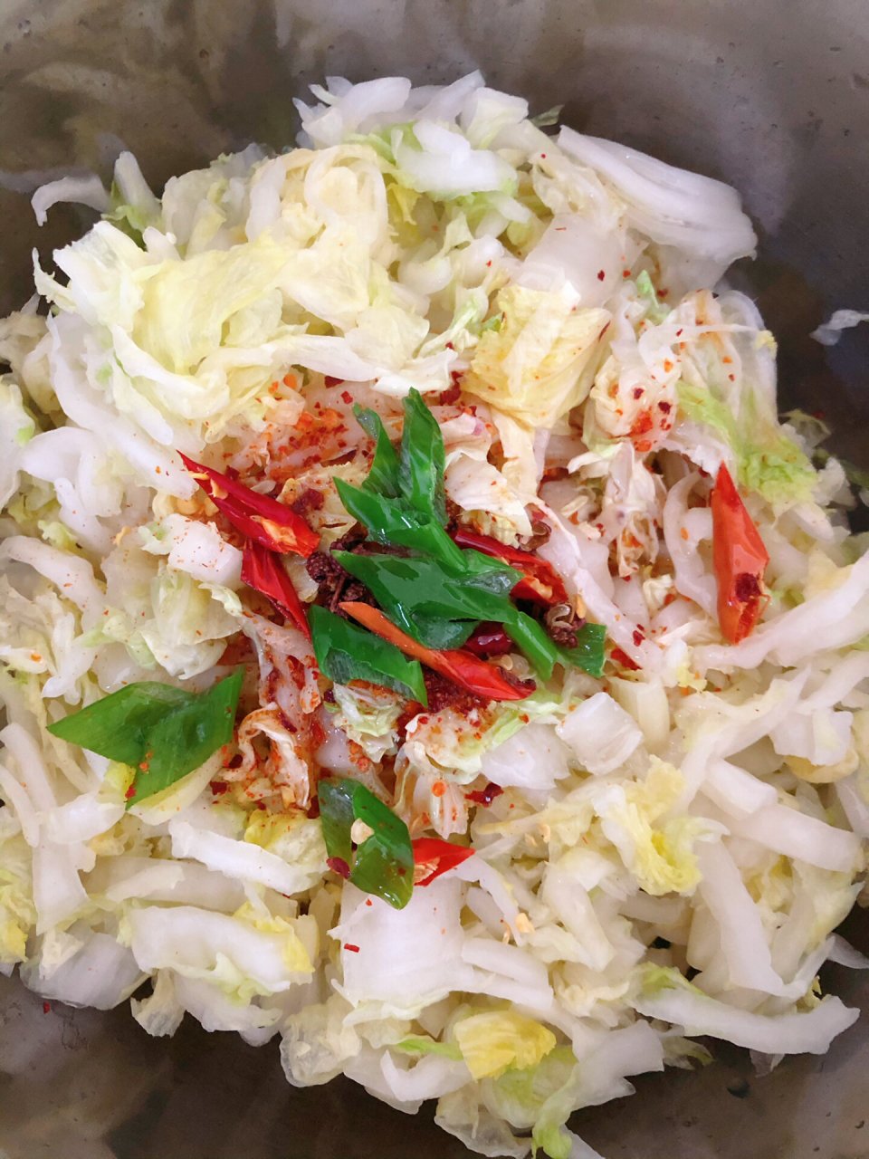 爽口小菜——腌白菜丝 所需材料:白菜,家常调料 1.白菜切丝 2.