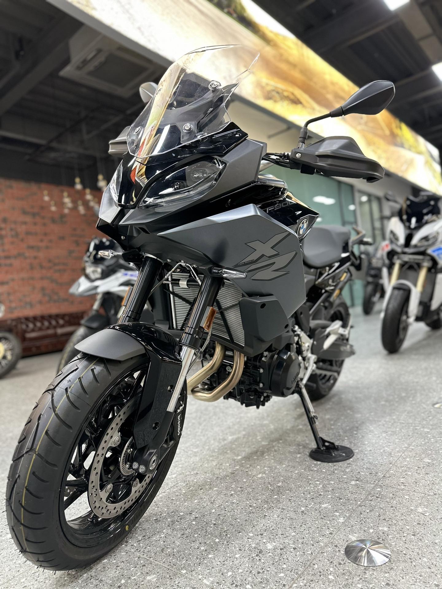 全新宝马摩托车f900xr车型介绍 配备了排量为895cc的直列两缸发动机