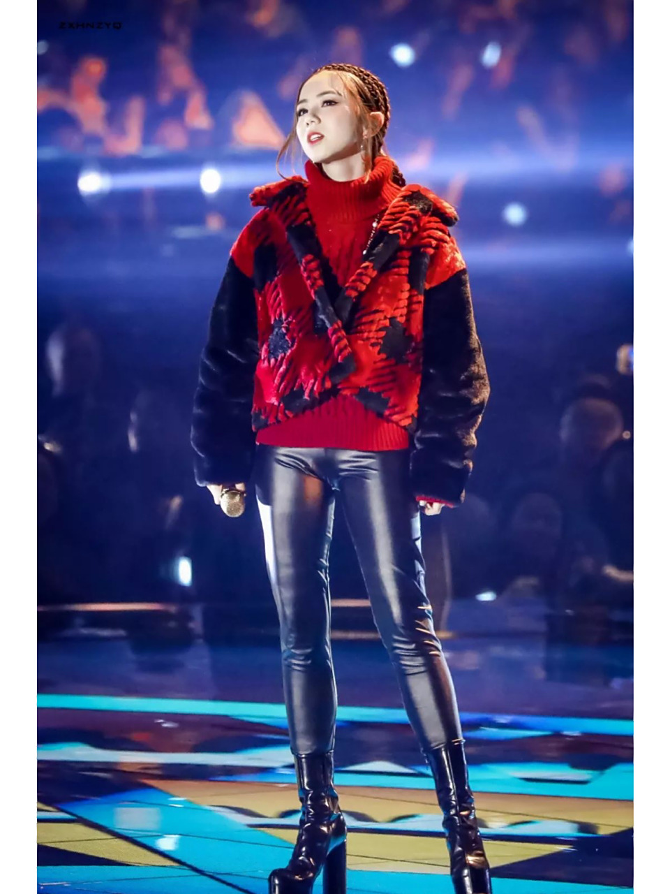 邓紫棋皮裤造型美到炸～   @05我要看皮裤