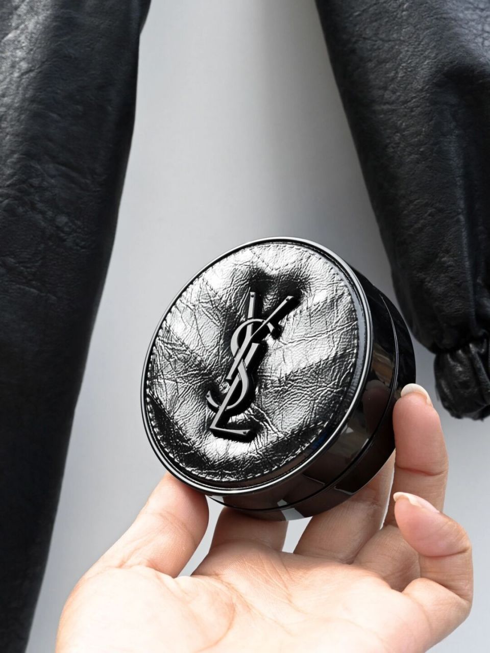 谁能抗拒ysl02niki高定手袋的柔软皮褶?反正我不行!