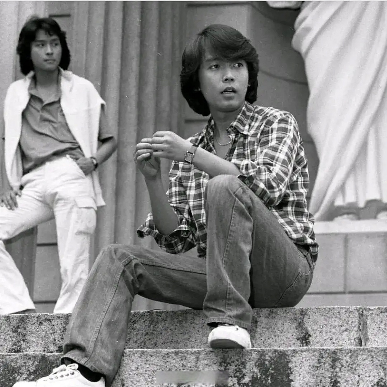 两年后,张国荣与贾思乐一同出演了电影《屋檐下之十五十六》而伟人们