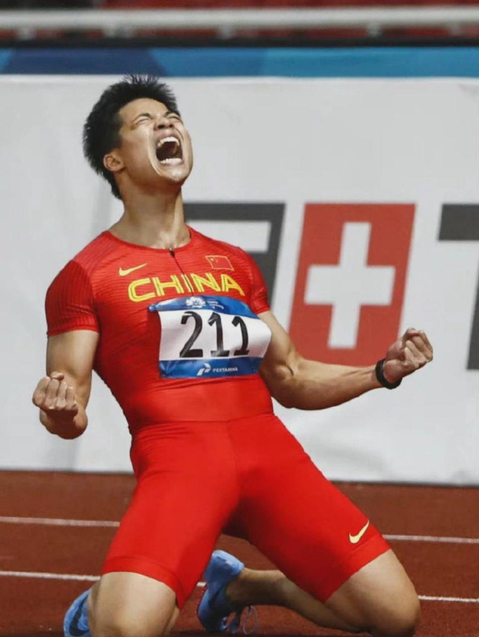 首先,100m分为蹲踞式起跑反应,途中加速跑,终点冲刺跑这三个阶段.