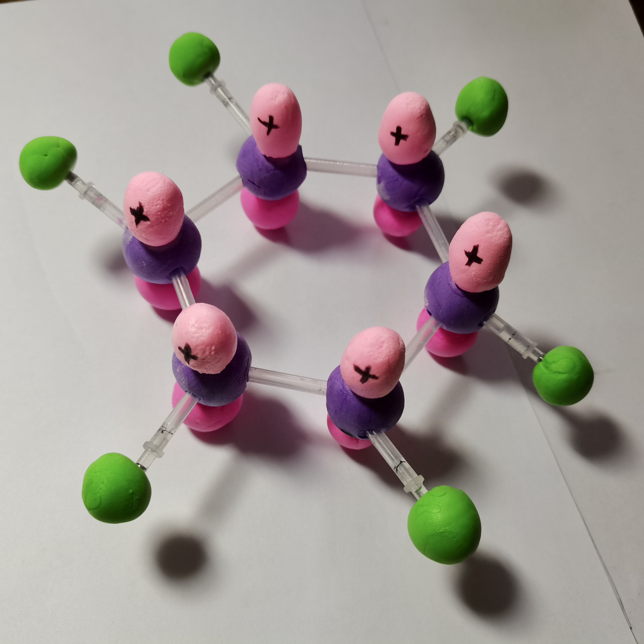 苯分子结构模型 苯分子结构是一个平面六元环,每个键角120度,因此每个