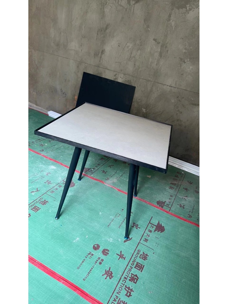 多了一块地砖,800x800的,之前看到有用岩板做桌子的,想着瓷砖也可以做