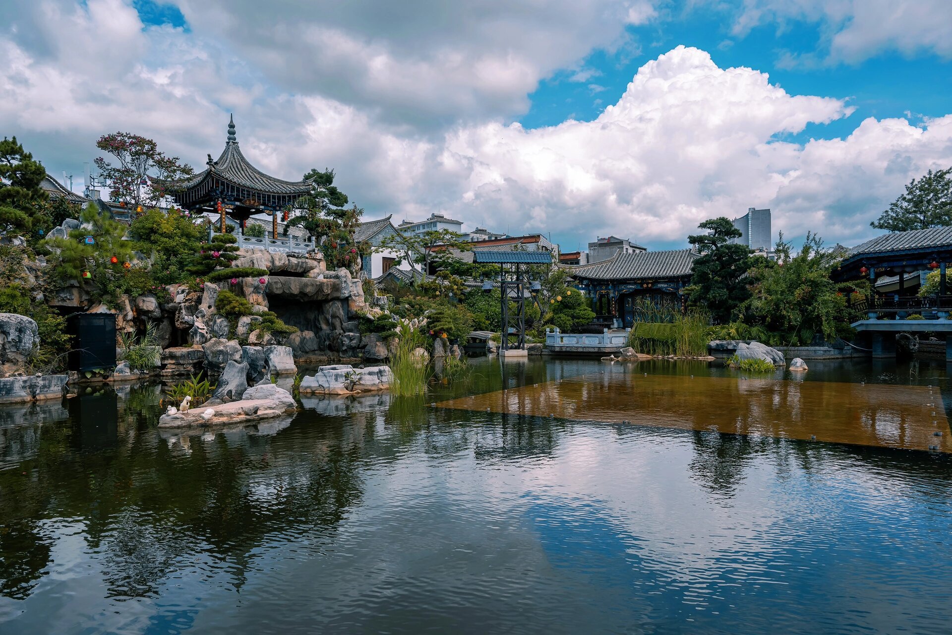 建水朱家花园——建水古城精致豪华大观园        朱家花园,是云南