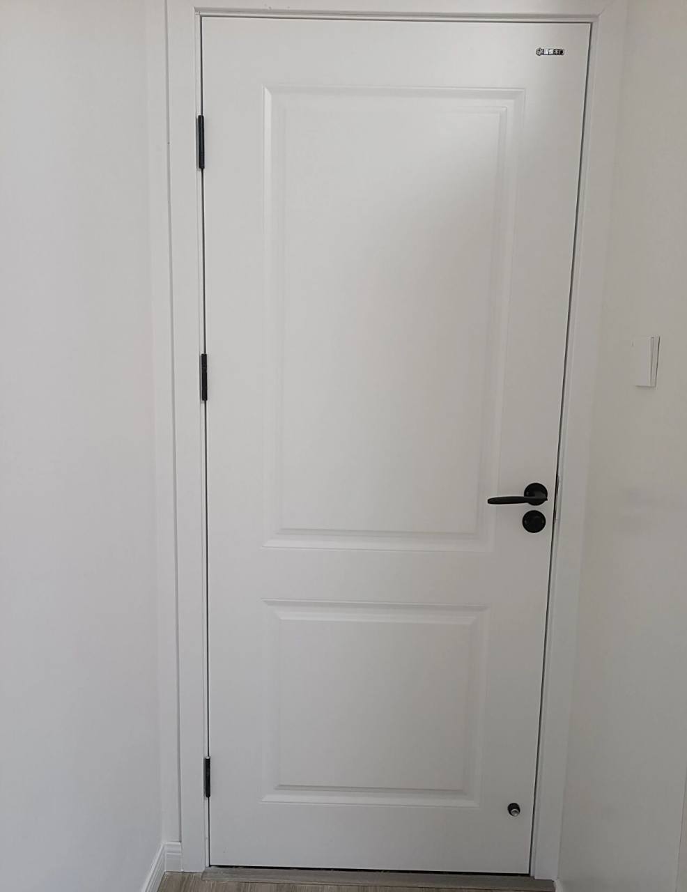 当初要求用纯白色门的时候,都跟我说纯白会变色,要选象牙白或者暖白