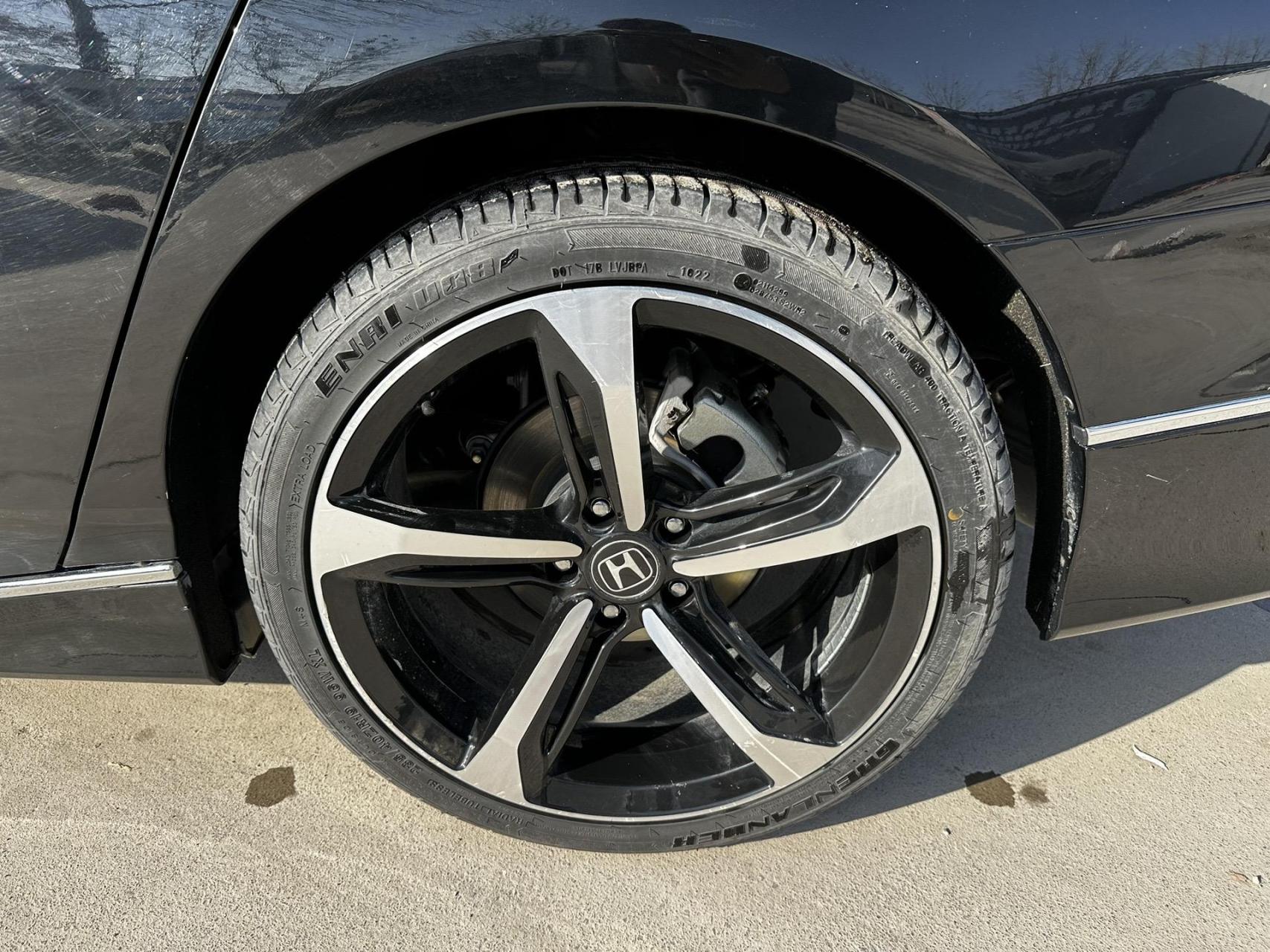 5j经典刀锋轮毂 搭配235 40 r19轮胎 轮毂无失圆变形 正常使用痕迹