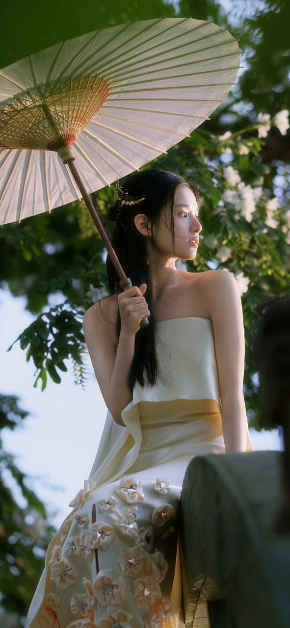 张婧仪风情美背壁纸写真