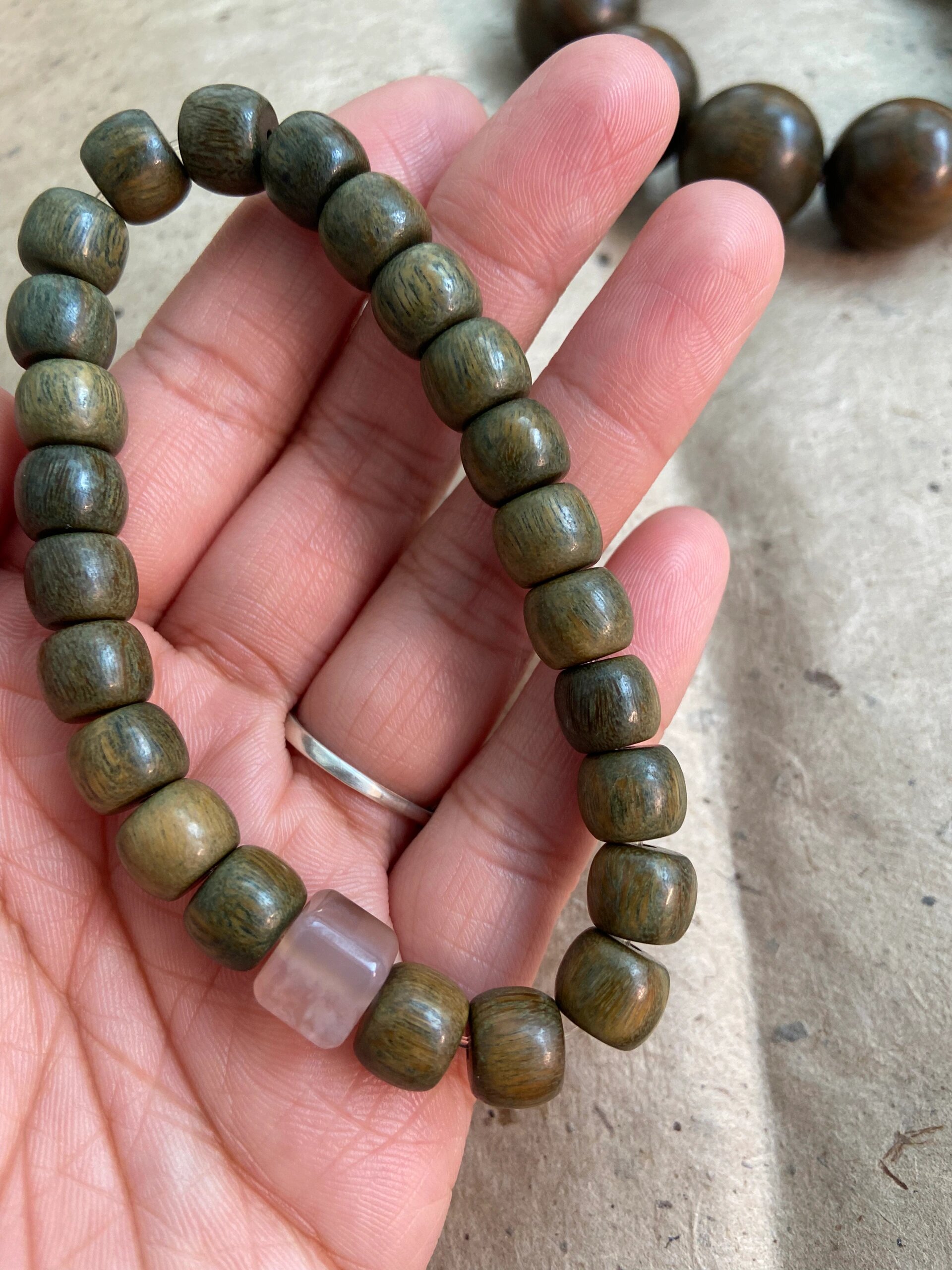 感受绿檀包浆后的美吧～ "不鸣则已 一鸣惊人"应该就是说绿檀的吧