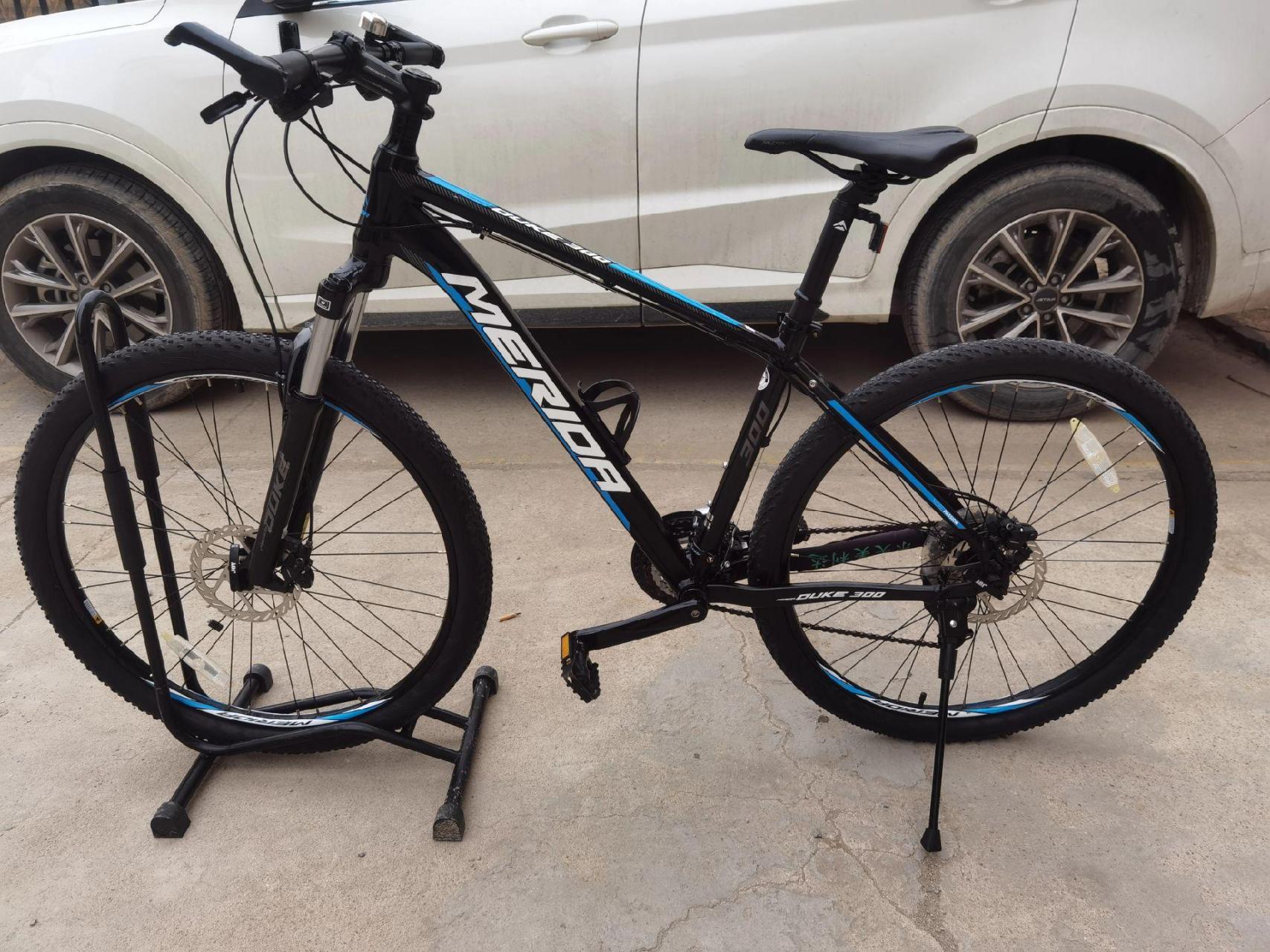 美利达公爵300山地车,禧玛诺27速变速,油压碟刹制动,肩控锁死避震,铝