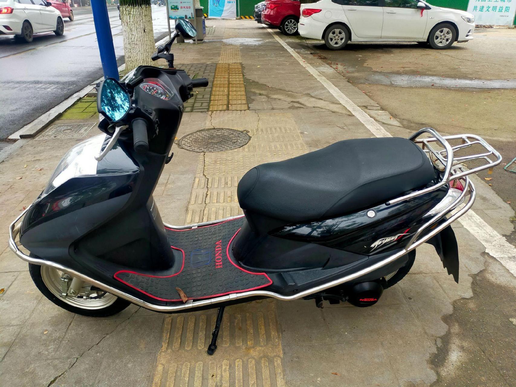 一台没有上牌的五羊本田女士车出售