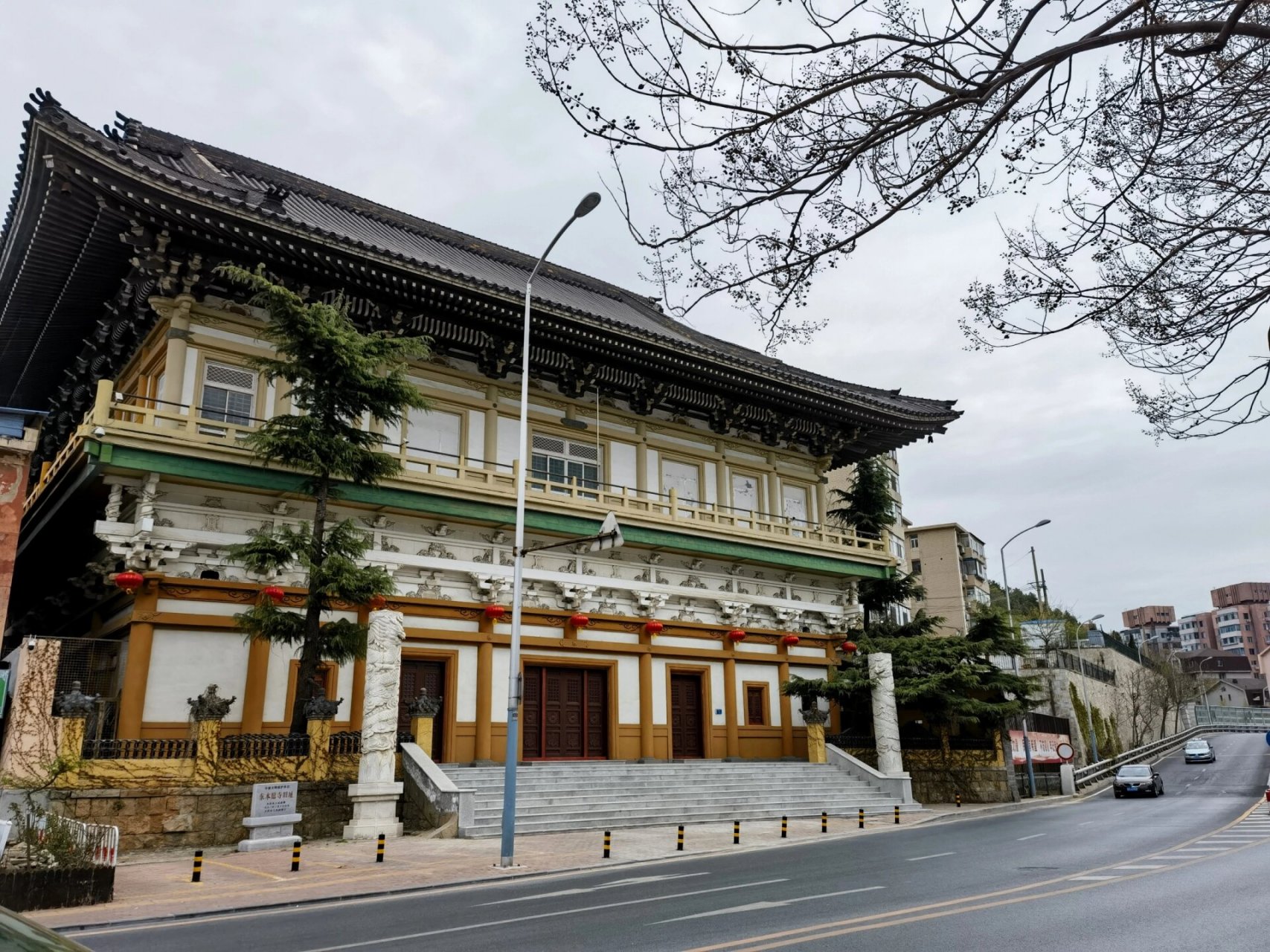 坐落在大连中山区麒麟西巷1号的,老大连人称为南山大庙!