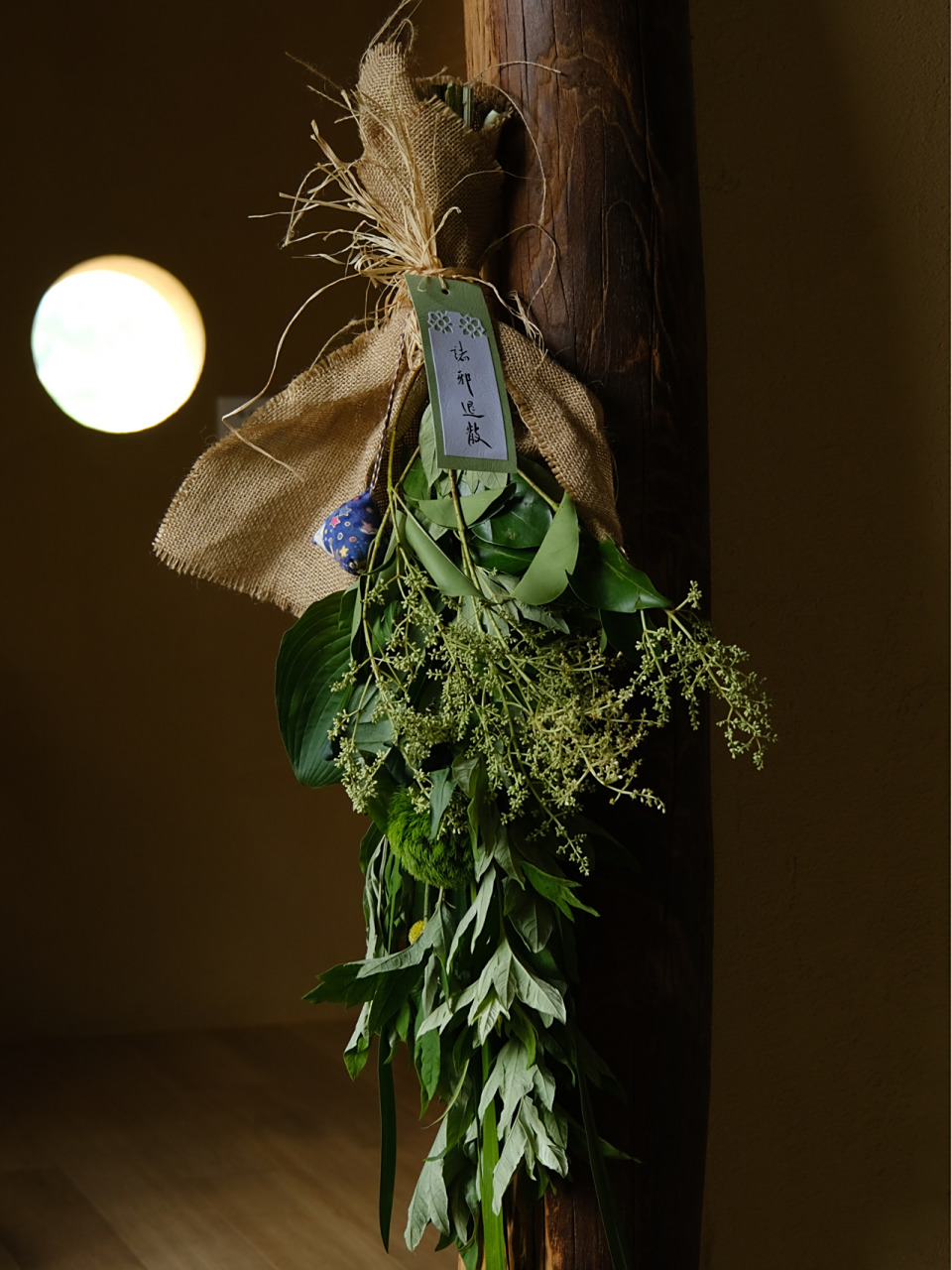 端午门挂艾叶花束 / 五月五,是端阳 吃粽子,挂香囊 门插艾,香满堂