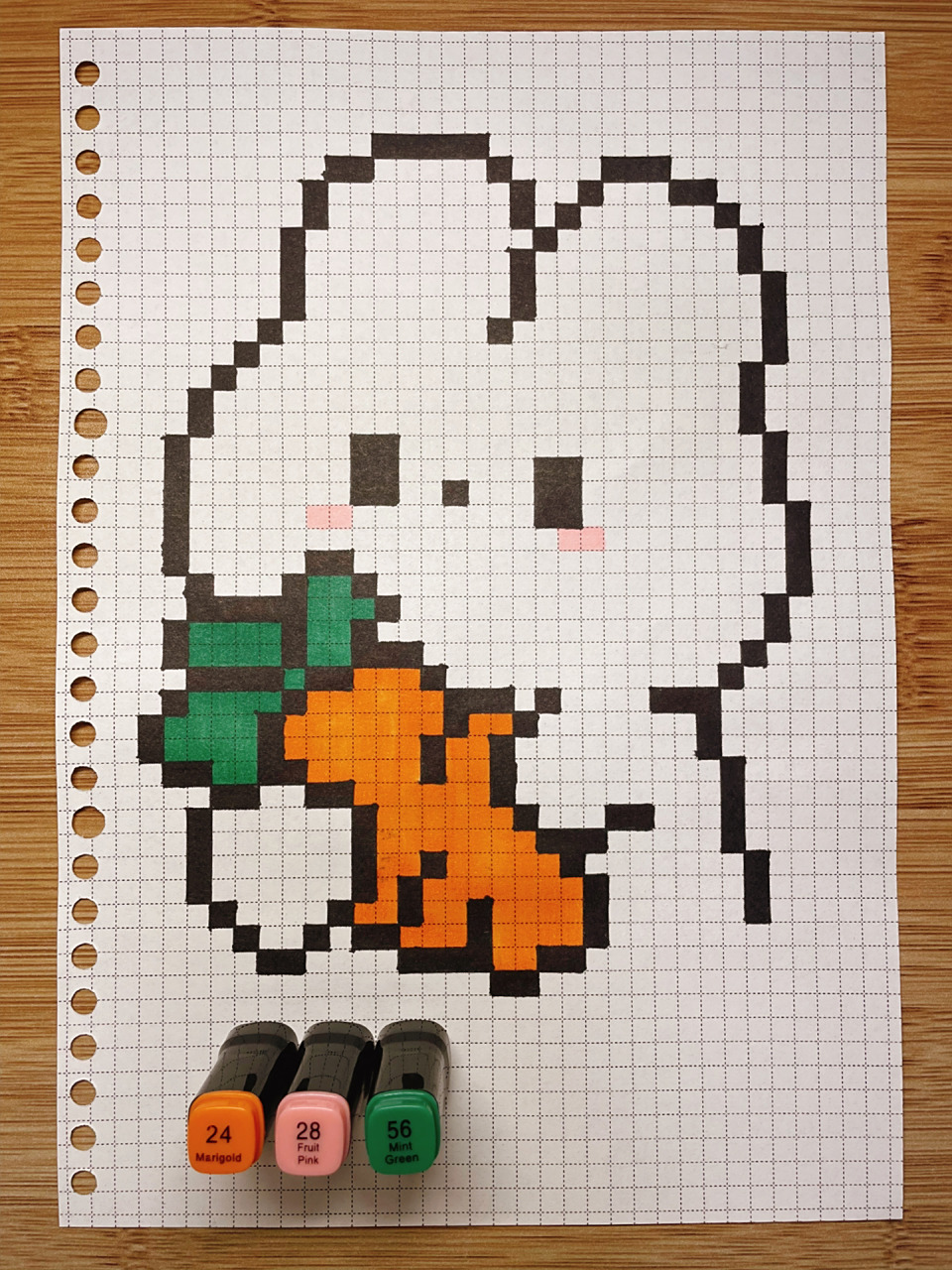 day4661516615像素画-小兔子抱胡萝卜 临摹非原创 b5网格本