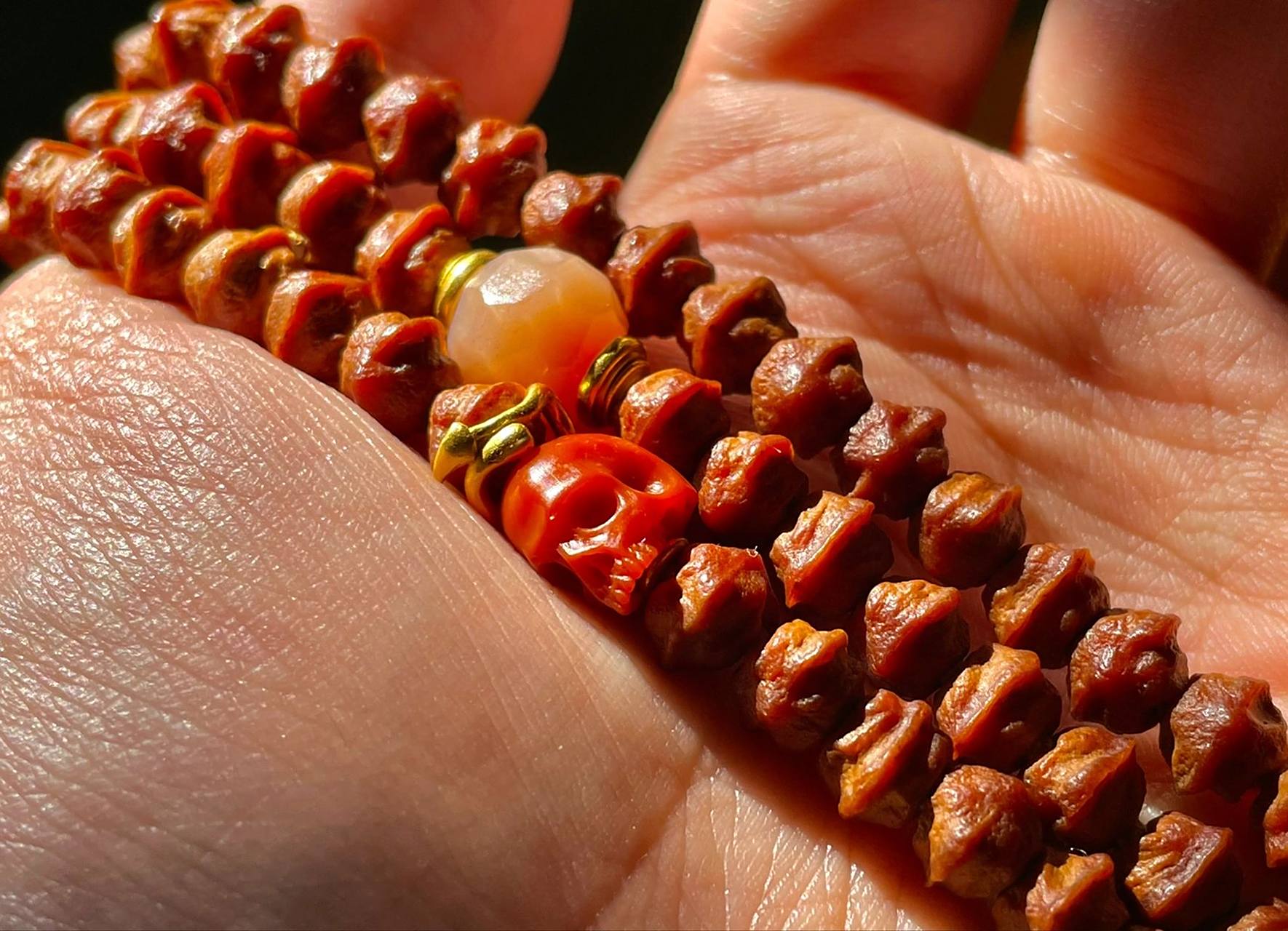 百香籽搭配 最近比较流行脏脏百香籽,无非也是对藏式佛珠风味的追求