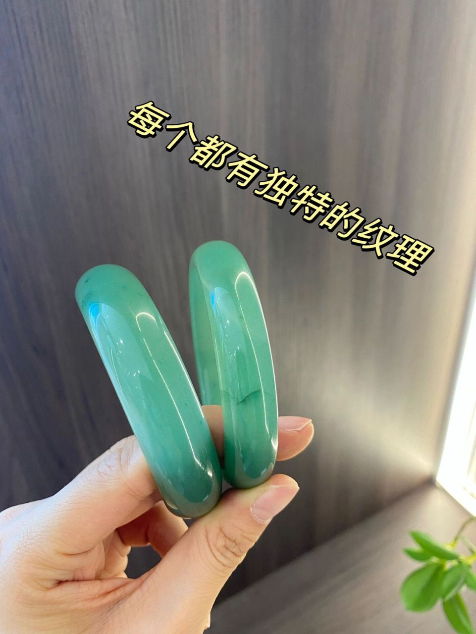 极品东陵玉手镯越养越润,还很便宜 通体满色无暇 玉质细腻润泽 极品